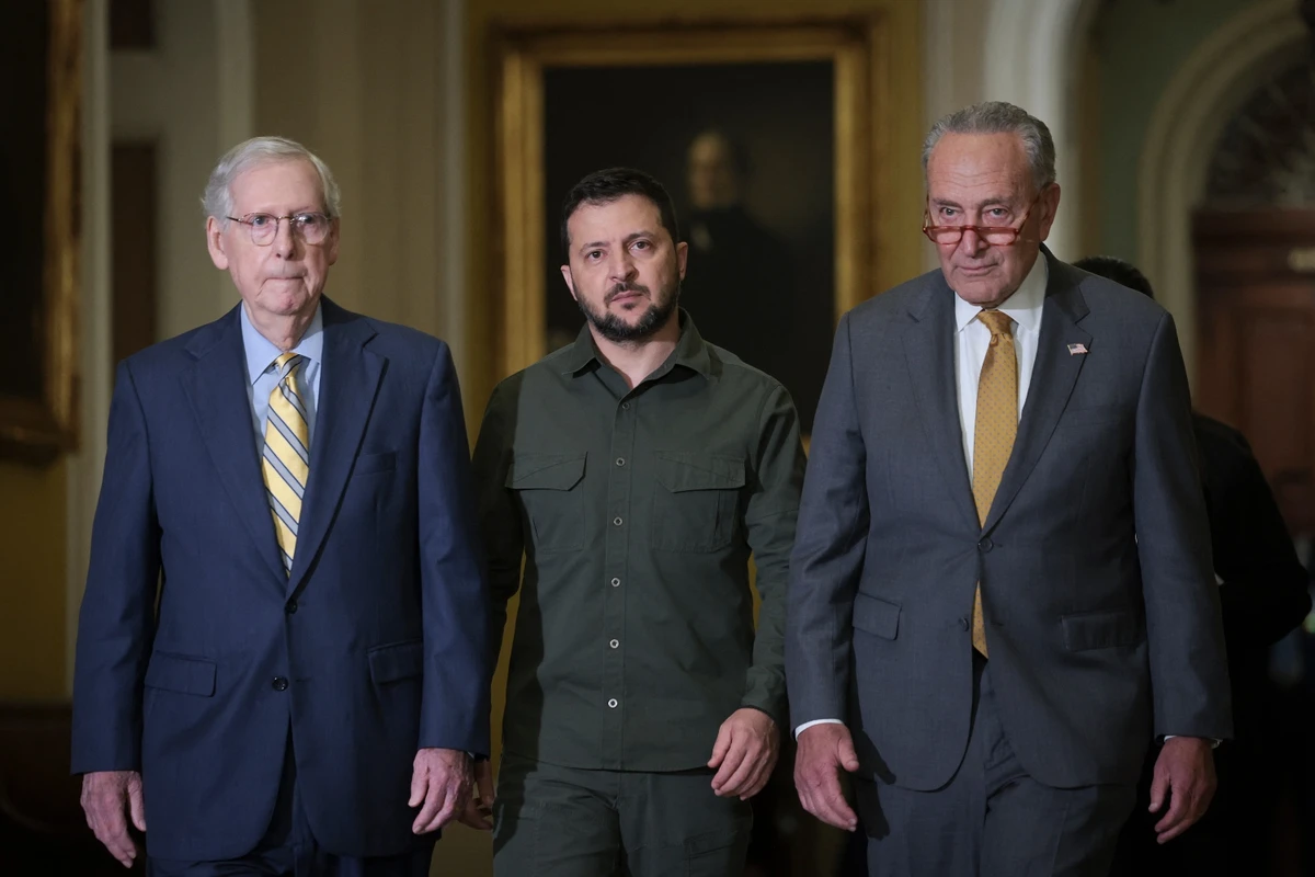 Mitch McConnell (L) and Chuck Schumer (R) walk with Volodymyr Zelensky (C) at the U.S. Capitol building. Sept. 21, 2023 (AFP)