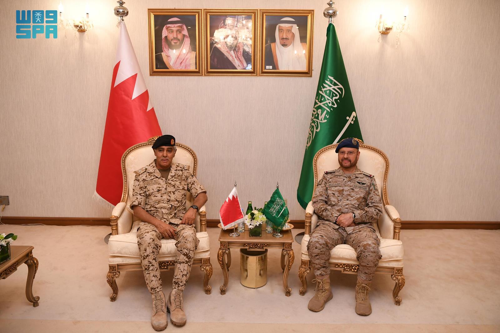 Saudi Arabia’s Lt. Gen. Fayyad bin Hamid Al-Ruwaili and Bahrain’s Lt. Gen. Dhiyab bin Saqr Al-Nuaimi discussed ways to strengthen ties on the military front. (SPA)