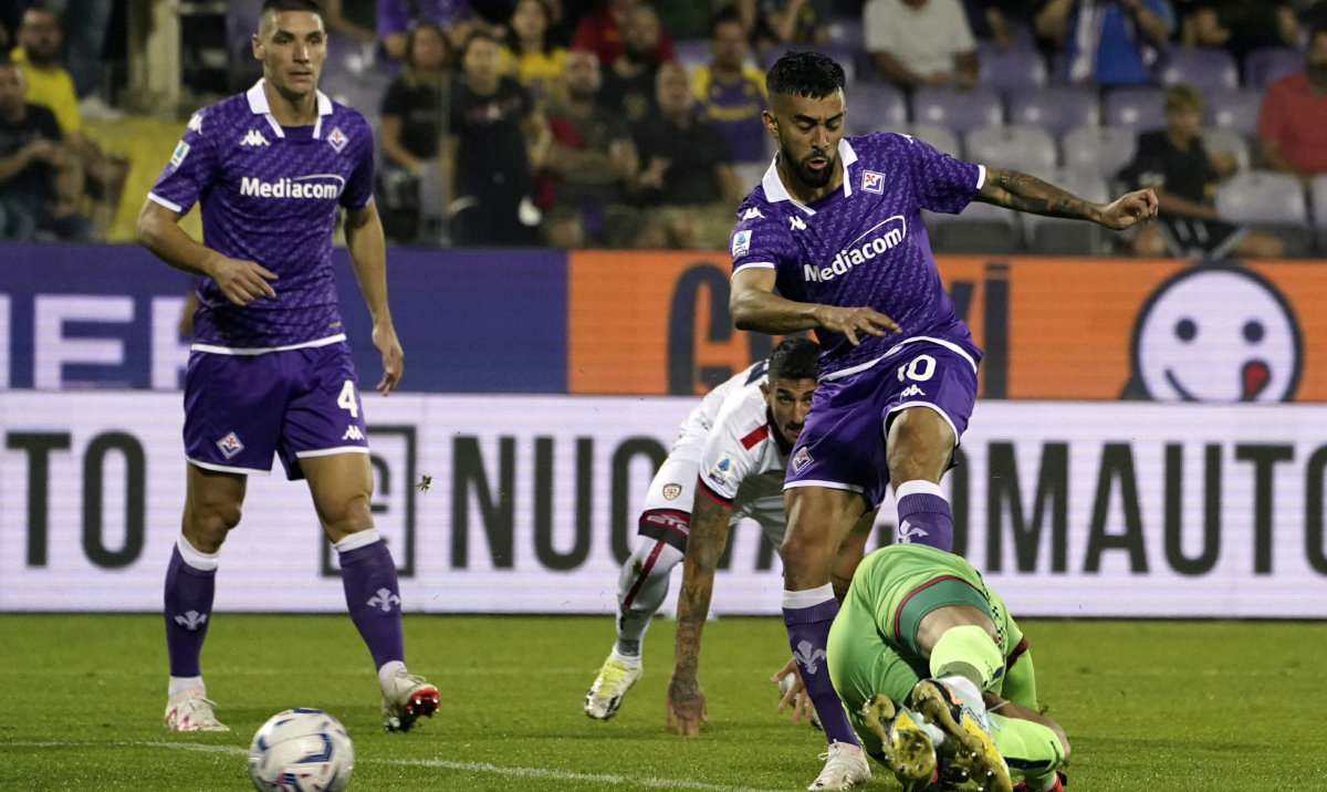 Fiorentina beat Cagliari 3-0 to move level with third-place Napoli in Serie A