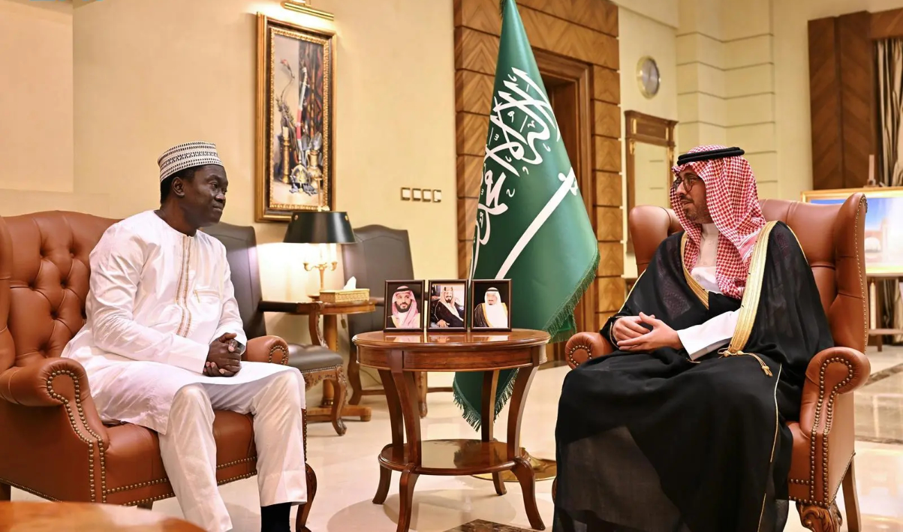 Jeddah Gov. Prince Saud bin Abdullah bin Jalawi (R) with Consul General of Gambia Abdullah Conte. (SPA)