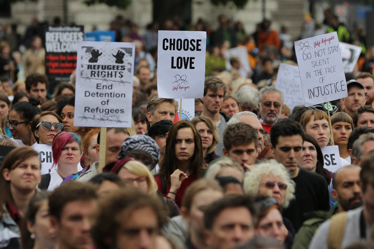 Thousands marched in central London calling on the British government to do more to help refugees fleeing conflict and persecution in 2016.(AFP)
