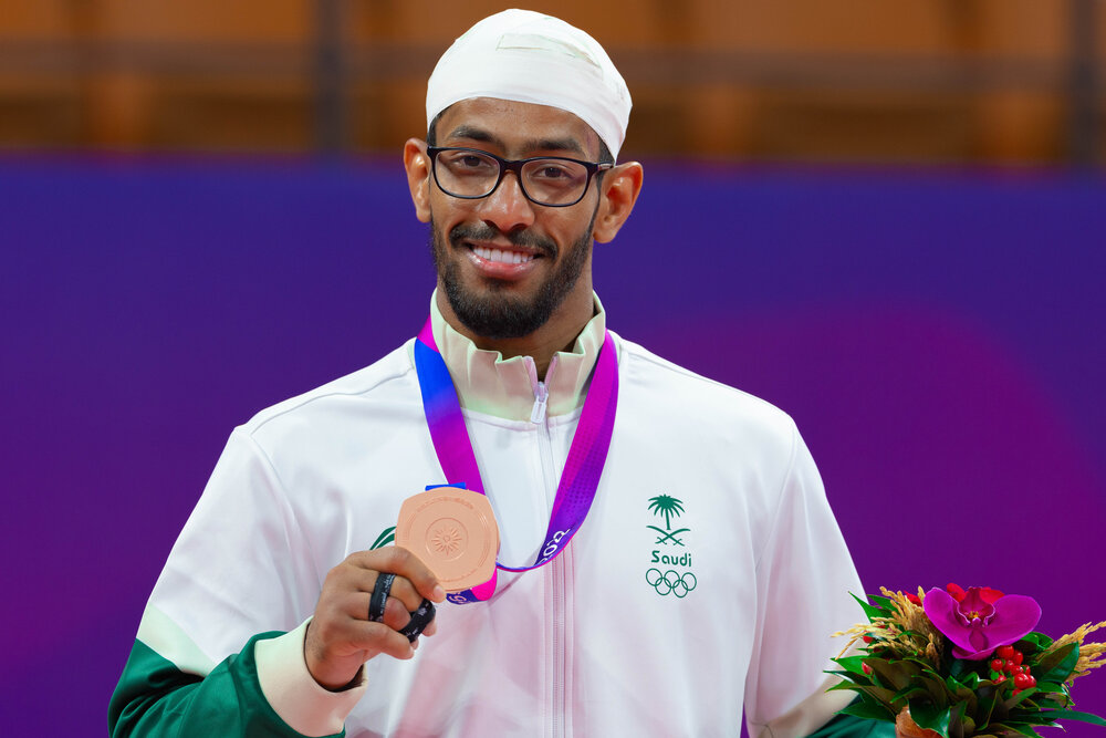Saudi Arabian Abdulmalik Almurdhi collected the Kingdom’s seventh medal at the 19th Asian Games in Hangzhou after defeating his Jordanian opponent at jiu-jitsu on Thursday. (Supplied)