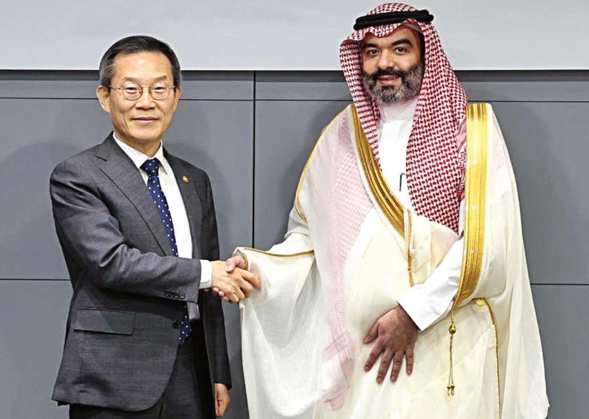 Abdullah Amer Al-Swaha, Saudi minister of communications and information technology, met visiting South Korean ministrs in Riyadh on Friday. (SPA)