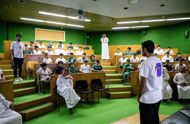 Saad Al-Munajem gave a talk at his alma mater earlier this year to raise awareness of stuttering among children and to help them respond correctly when someone stutters. (Instagram/mutalaathem)