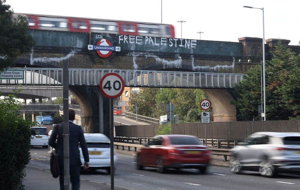 A Tube train bridge, with ‘Free Palestine’ graffiti, in Golders Green, London, Britain, Oct. 9, 2023. (Reuters)