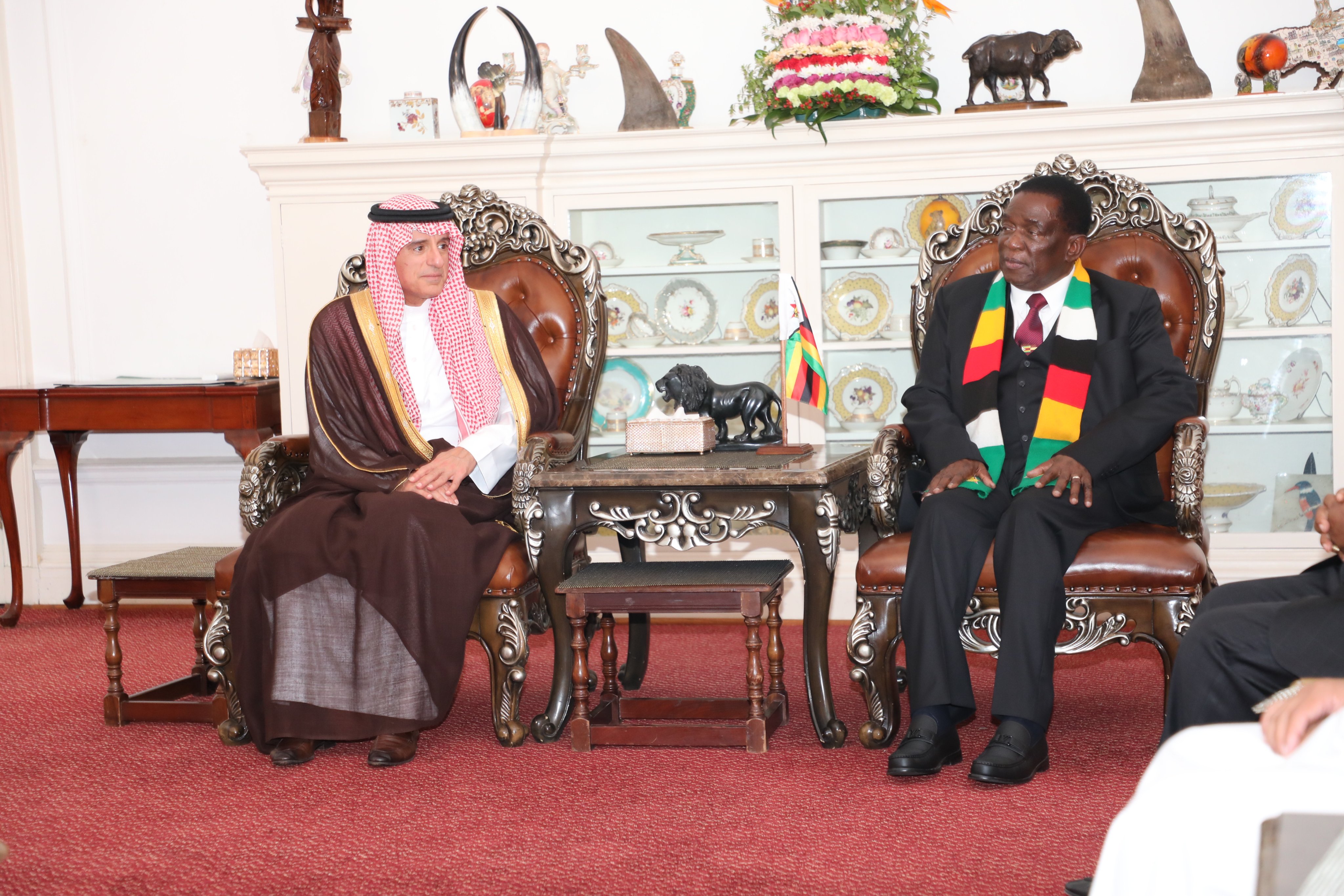 Zimbabwe’s President Emmerson Mnangagwa recieves Saudi Minister of State for Foreign Affairs Adel Al-Jubeir in Harare on Monday. (SPA)