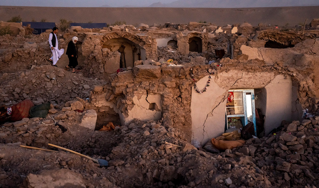Afghan men search for victims after an earthquake in Zenda Jan district in Herat province, of western Afghanistan, Sunday, Oct. 8, 2023. (AFP)