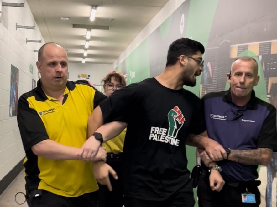 UK social media star kicked out of KSI vs. Fury for wearing ‘Free Palestine’ T-shirt
