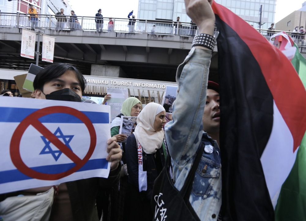 Several hundred Japanese and foreign residents gathered in the Shinjuku district of Tokyo on Sunday, calling for peace in the Middle East as Israel prepares to move on Gaza in its war against Hamas. (ANJ)