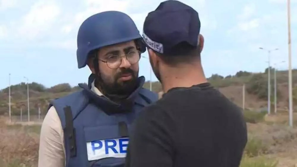 Israeli police officer confronts Ahmad Darawsheh while reporting live on air. (Al-Araby)