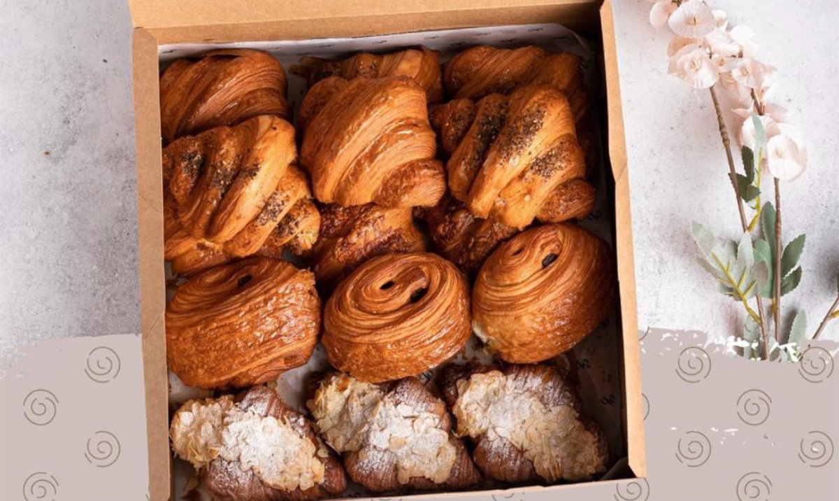 Easy Bakery offers special boxes in several sizes of its most popular pastries for special occasions. (Instagram: @easybakery.sa)