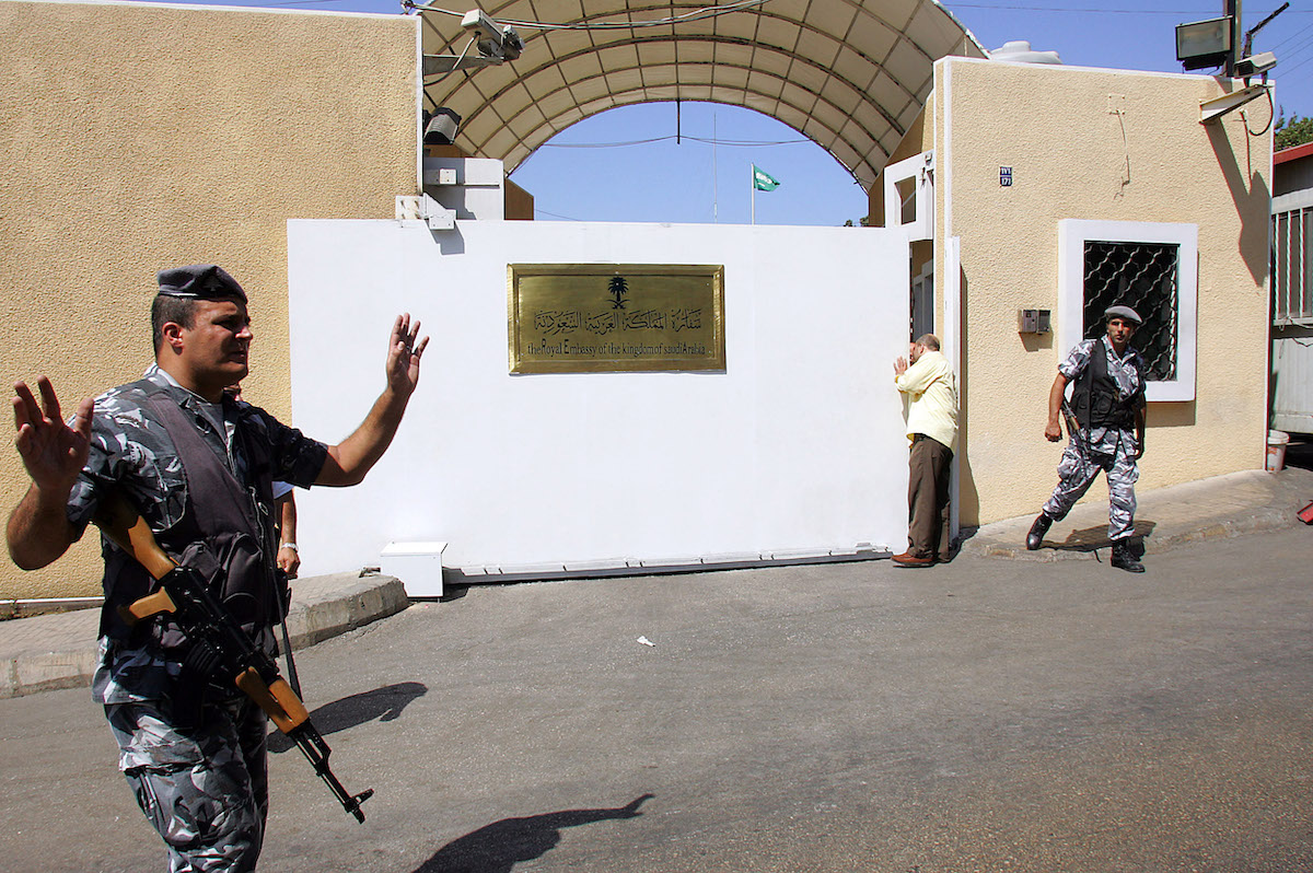 Lebanese security forces guard the entrance of the Saudi embassy in Beirut. (File/AFP)