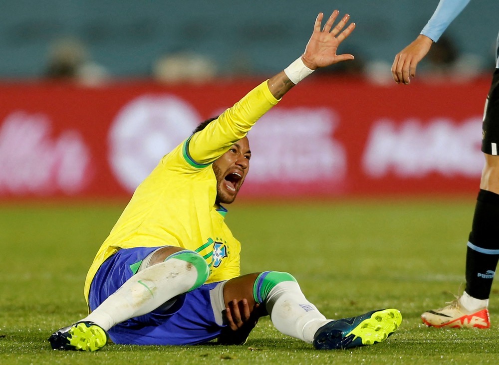 Neymar has torn knee ligament, facing surgery