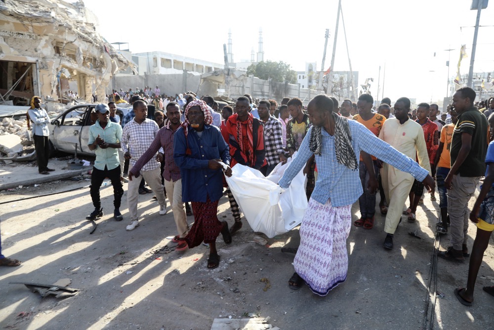 Residents carry the body of a victim in Mogadishu on Oct. 30, 2022. (AFP)