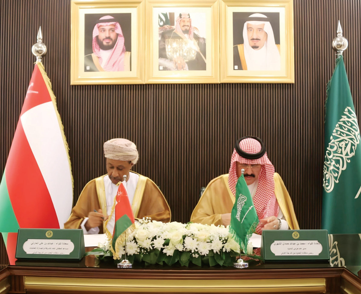 Saudi Arabia’s Border Guard Director General Mohammed bin Abdullah Al-Shahri (R) and Oman's Maj. Gen. Abdullah bin Ali Al-Harth led their respective delegations. (SPA)