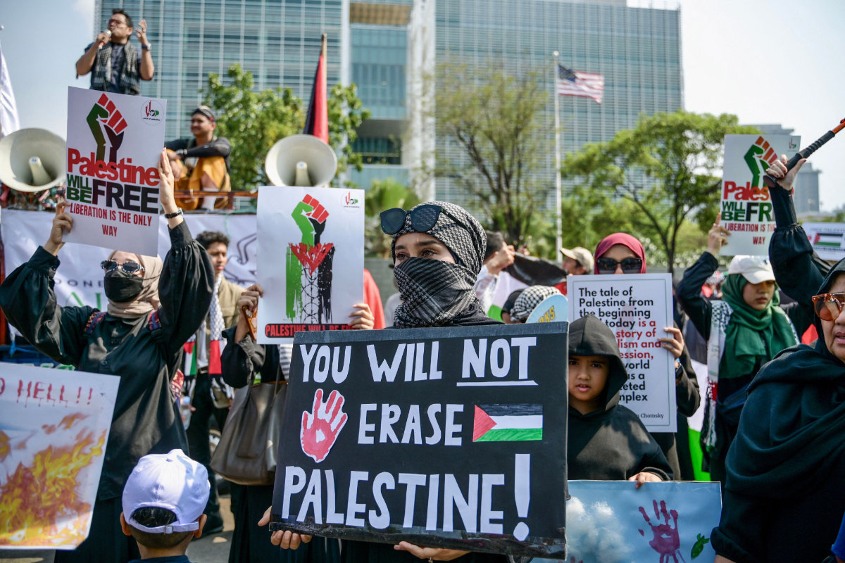 People take part in a pro-Palestinian rally in front of the US embassy building in Jakarta on October 20, 2023. (AFP)