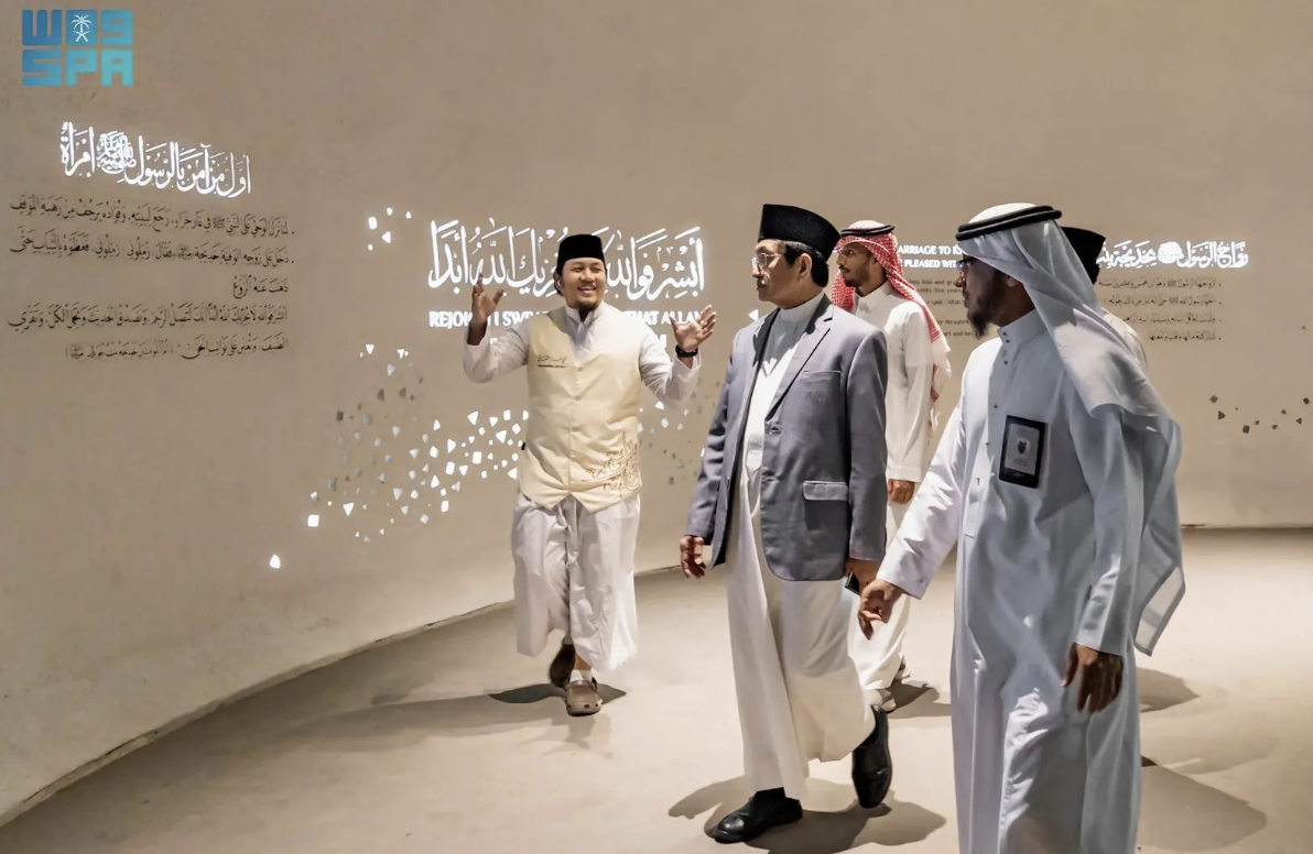 The cultural affairs consul at the Consulate General of Indonesia in Jeddah, Soeharyo Tri Sasongko, recently visited the Hira Cultural District exhibit in Makkah. (SPA)
