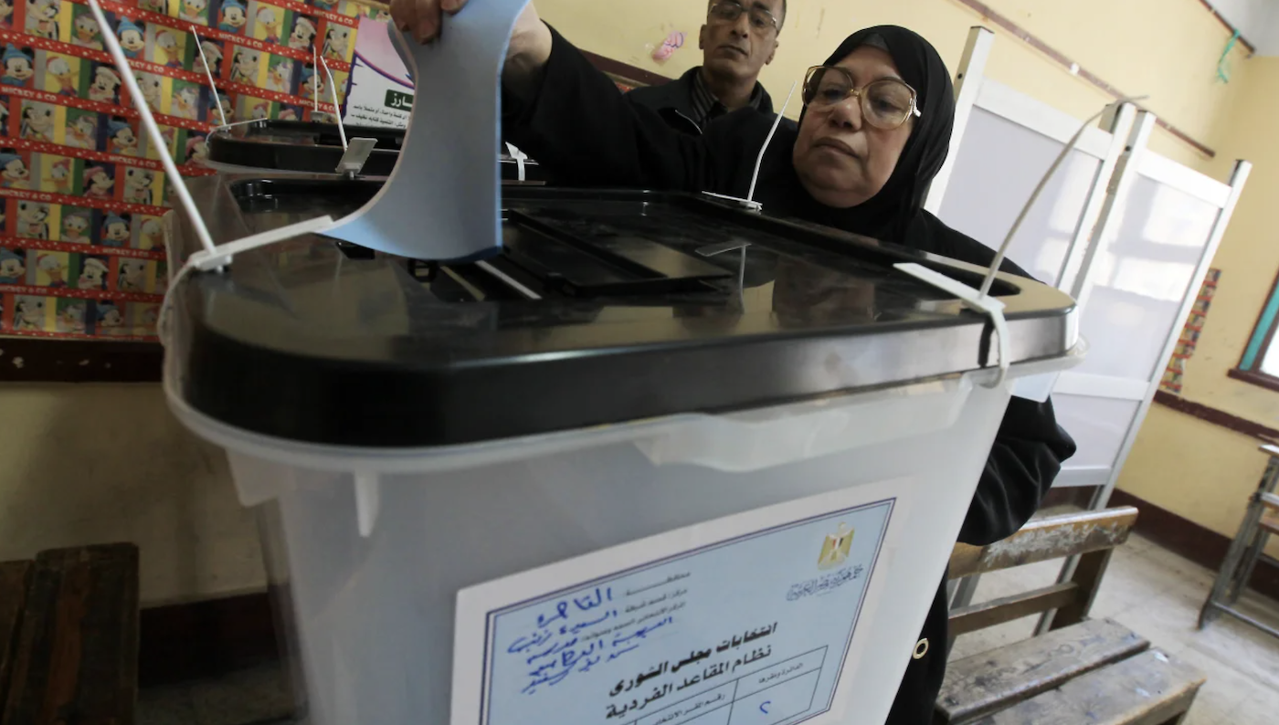 An Egyptian woman votes in a previous presidential election. (File/AFP)