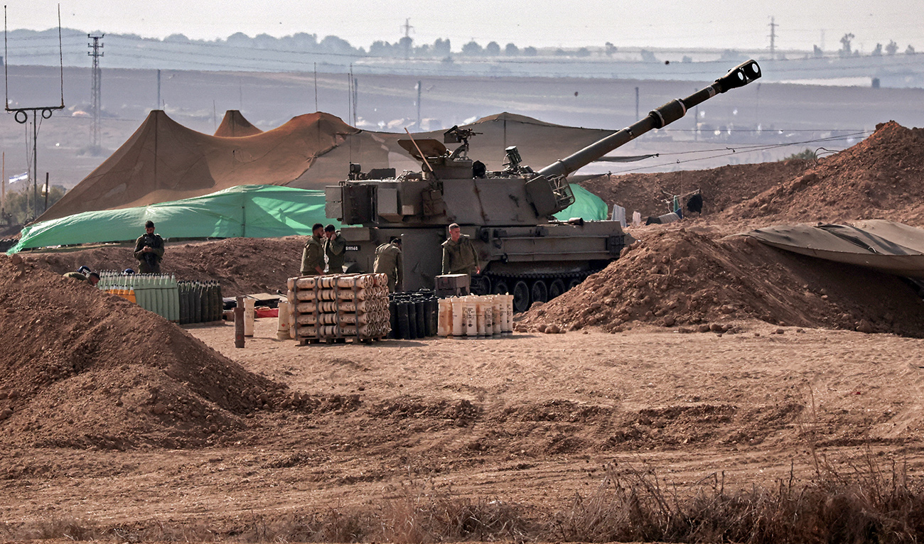 An Israeli artillery crew prepare to fire from a field near the southern city of Sderot toward the Gaza Strip, On October 23, 2023, amid oingoing battles between Israel and the Palestinian group Hamas. (AFP/File)