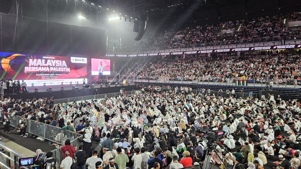 Thousands of Malaysians participate in the ‘Malaysia is with Palestine’ rally at Axiata Arena Stadium, Kuala Lumpur, Oct. 24, 2023. (AN Photo/Patrick Lee)