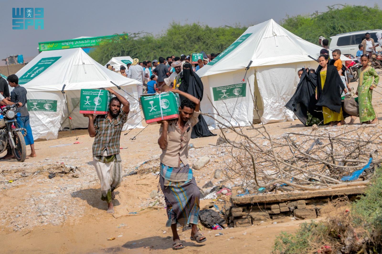 KSrelief distributes emergency aid to those affected by Cyclone “Tej” in Al-Raydah and Qusayr District in Hadhramaut, Al-Mukalla. (SPA)