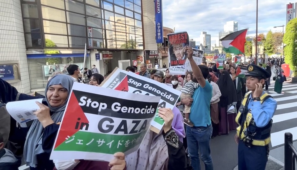 The demonstrators voiced their anger at the bombing of civilians in Gaza by the Israeli military. (AN Japan)