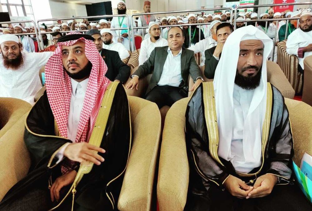 The imam of Al-Masjid Al-Nabawi, Shaykh Dr. Abdullah ibn Abdur Rahman Al-Bu`ayjān, right, and Saudi Ambassador to Bangladesh Essa Al-Duhailan at the National Imam Conference, Dhaka, Oct. 30, 2023. (AN Photo)