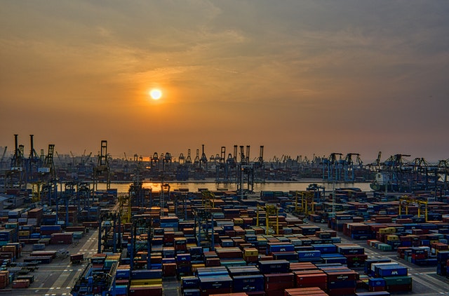 With a capacity exceeding 39,000 containers, the new service includes four ships weekly, strengthening trade capacity, competitiveness, and connectivity of the King Abdulaziz Port.