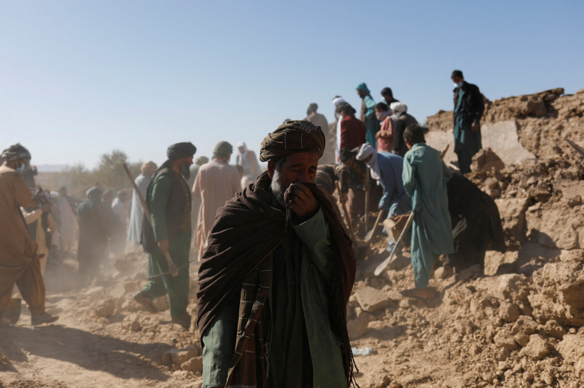 Afghans dig through the rubble of their houses destroyed by an earthquake in Herat province on Oct. 9, 2023. (REUTERS)