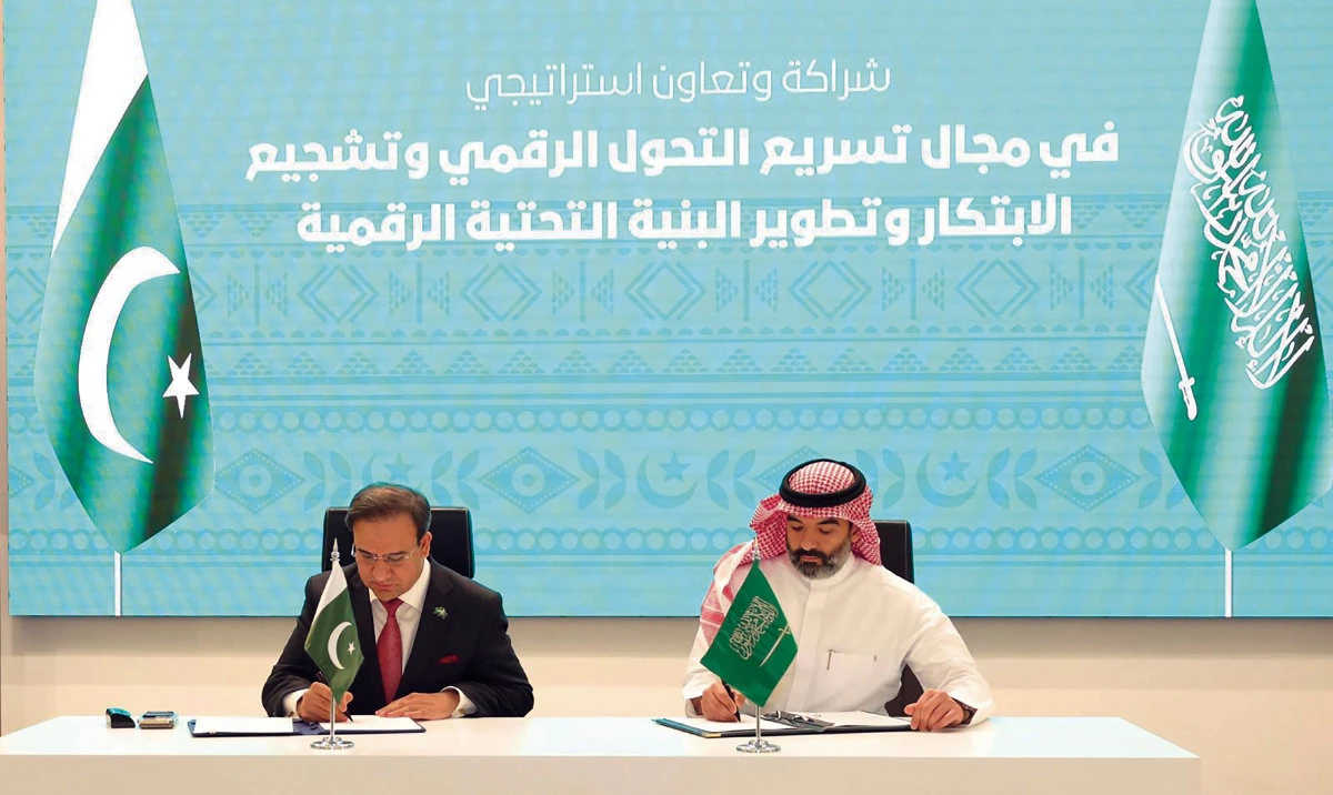 Saudi Minister of Communication and Information Technology Abdullah Al-Swaha and Pakistan’s caretaker IT Minister Umar Saif sign a MoU in Riyadh. (SPA)