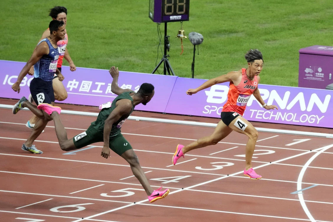 Japan’s Koki Ueyama, right, wins the men’s 200m final at the 19th Asian Games ahead of Saudi Arabia’s Abdullah Abkar in Hangzhou, China, Monday, Oct. 2, 2023. (AP Photo)