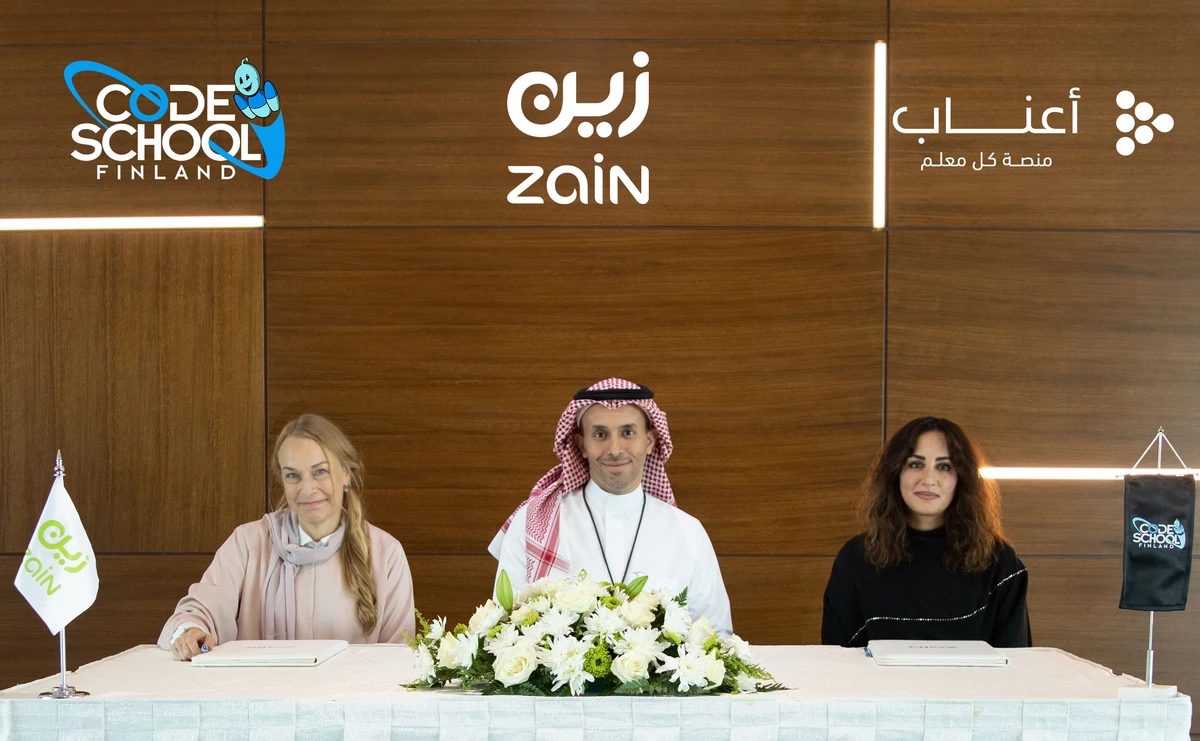 Code School Finland CEO Kaisu Pallaskallio, Zain KSA’s Chief Communication Officer Rayan bin Abdullah Al-Turki, and Aanaab CEO Mounira Jamjoom.