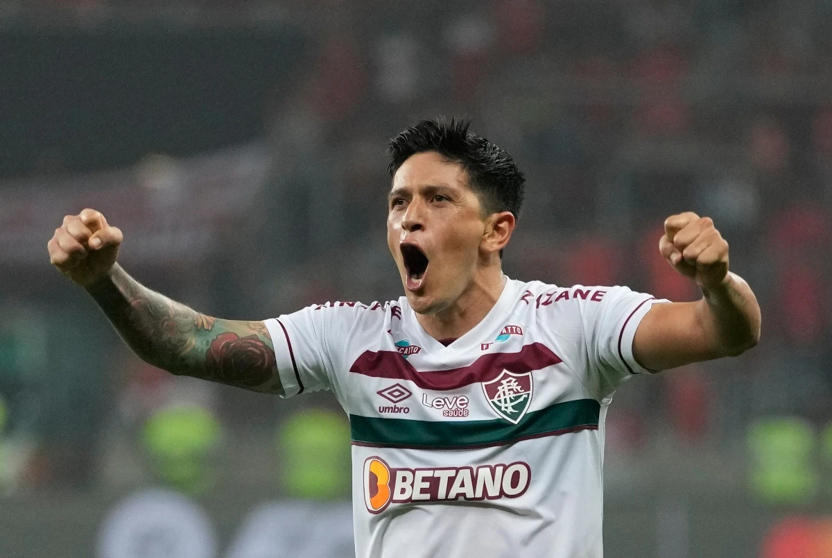 German Cano of Brazil's Fluminense celebrates winning 2-1 against Brazil's Internacional at the end of a Copa Libertadores semifinal second leg soccer match at Beira Rio stadium in Porto Alegre, Brazil, Wednesday. (AP)