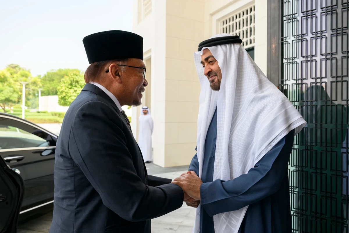 UAE President Sheikh Mohamed bin Zayed Al-Nahyan receives Malaysian PM Anwar Ibrahim in Abu Dhabi on Oct. 5, 2023. (WAM)