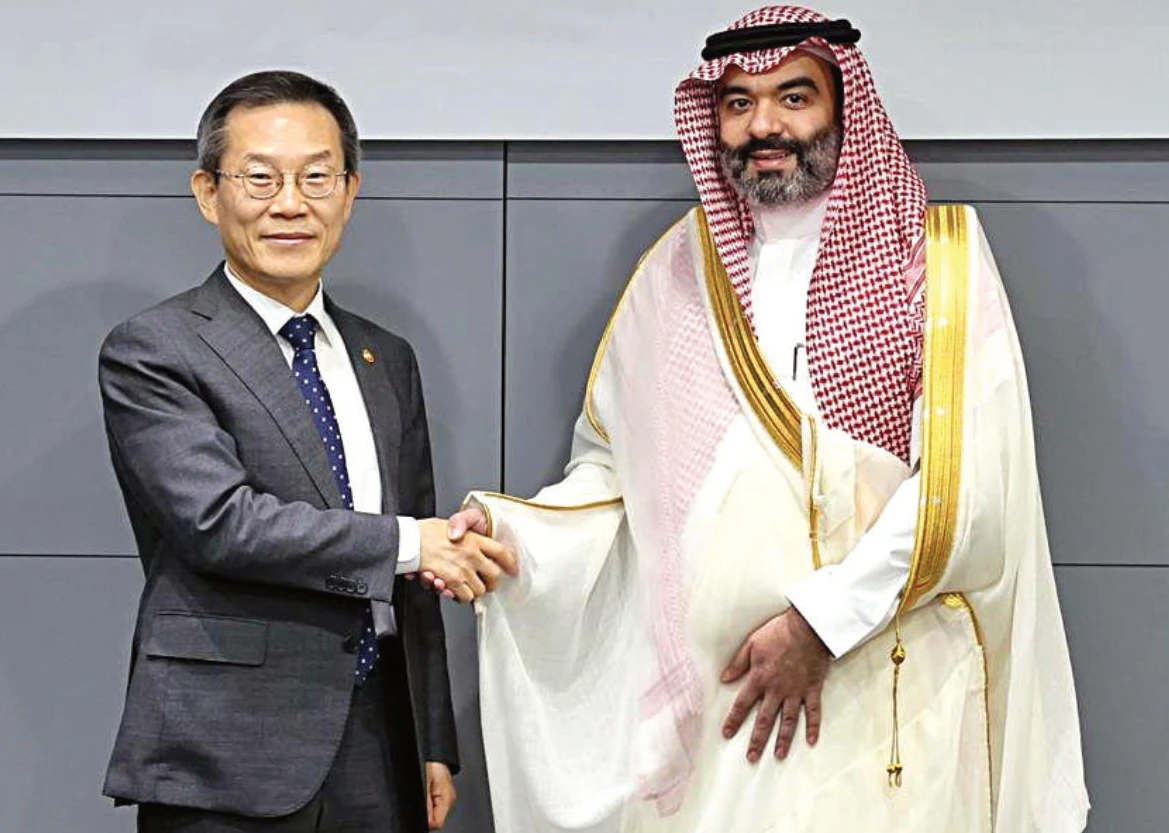 Abdullah Amer Al-Swaha, Saudi minister of communications and information technology, met visiting South Korean ministrs in Riyadh on Friday. (SPA)