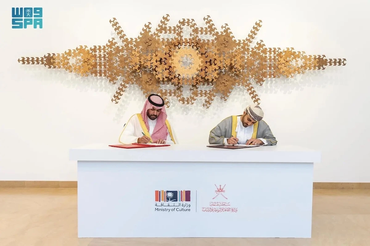Saudi Minister of Culture Prince Badr bin Abdullah and Omani Minister of Culture, Sports and Youth Sayyid Dhi Yazin bin Haitham Al-Said sign an MoU. (SPA)