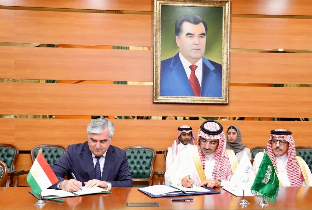 SFD CEO Sultan Al-Marshad signed a $20m development loan agreement with Tajikistan’s FM Kahhorzoda Fayziddin Sattor to support the fifth phase of the Secondary Schools Project in Tajikistan. (Twitter/@SaudiFund_Dev)