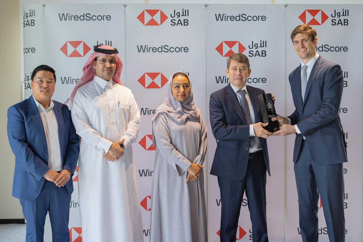Tony Cripps, CEO of Saudi Awwal Bank, receives the certification from William Newton, WiredScore President.