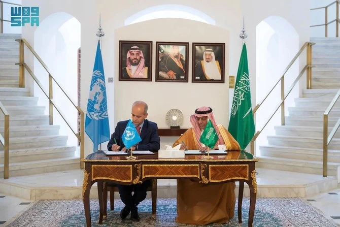 Abdulrahman Al-Rassi (right), Saudi deputy minister for international multilateral affairs, and UN-Habitat Chief of Staff Erfan Ali. (SPA)