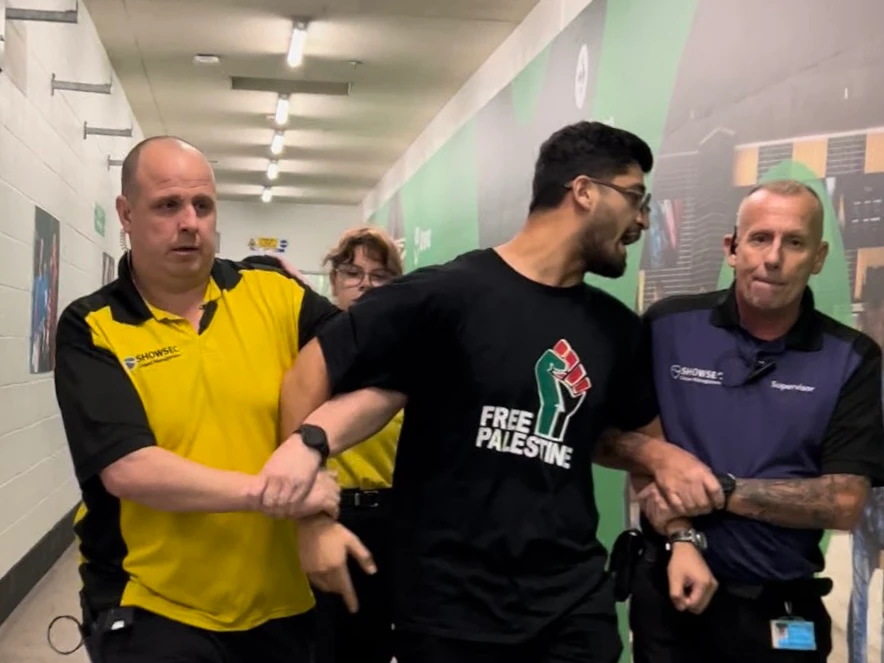 UK social media star kicked out of KSI vs. Fury for wearing ‘Free Palestine’ T-shirt