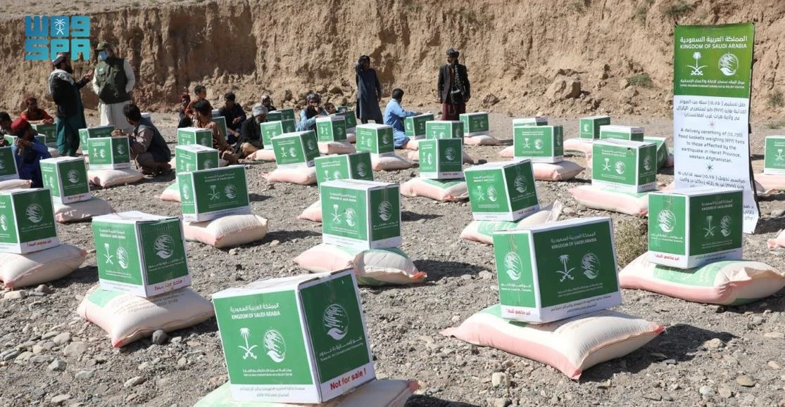 The Saudi aid agency distributed 23 tons and 250 kilograms of food parcels to earthquake-affected families in Enjil District in Herat province in western Afghanistan. (SPA)