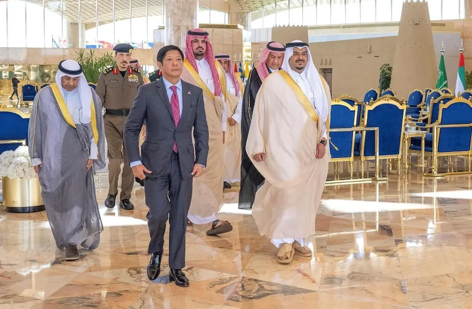 The Philippine leader was received by top officials including Prince Mohammed bin Abdulrahman bin Abdulaziz, Deputy Governor of Riyadh Region and Jassim Mohammed Al-Budaiwi, Secretary-General of the Gulf Cooperation Council. (SPA)