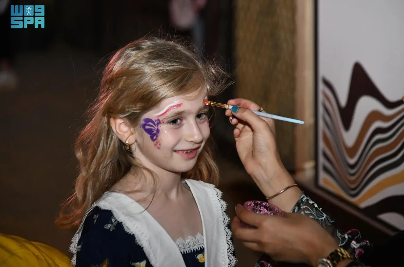The children’s area of the AlUla Date Festival has been a hit with young attendees. The area offers seven activities: freehand drawing, agricultural education, physical games, carnival games, photography, confectionery, and face painting. (SPA)