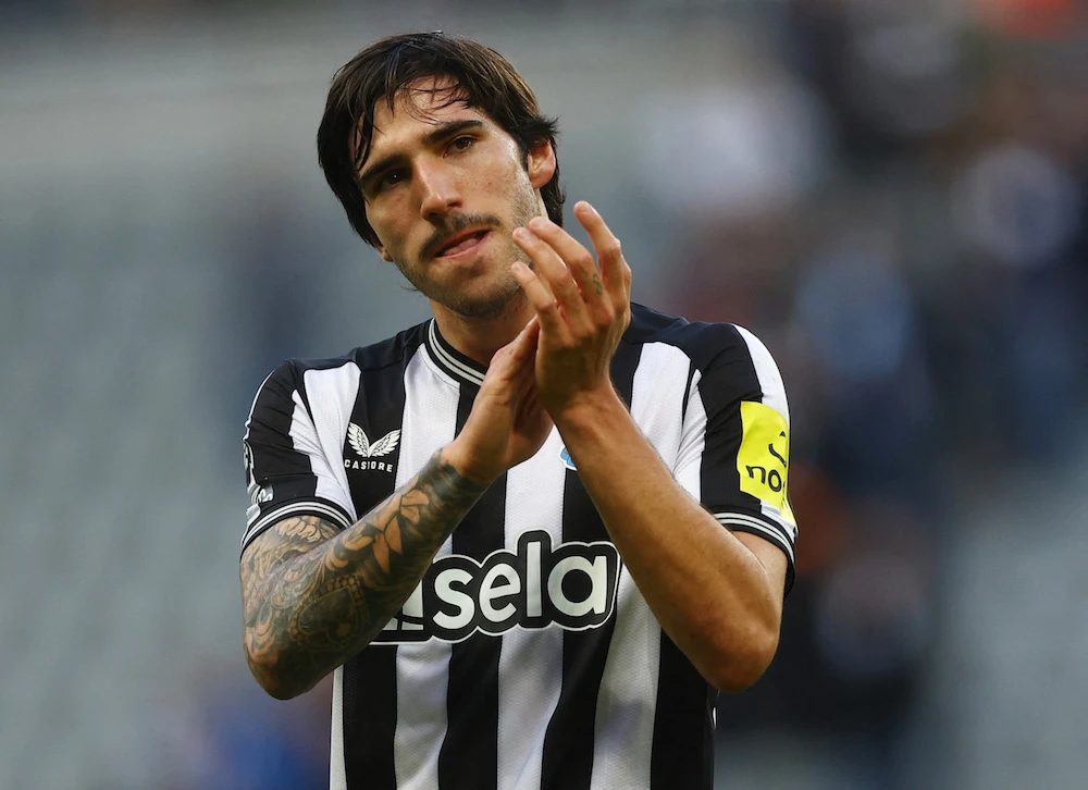 Newcastle United's Sandro Tonali applauds the fans after the match. (Action Images via Reuters)