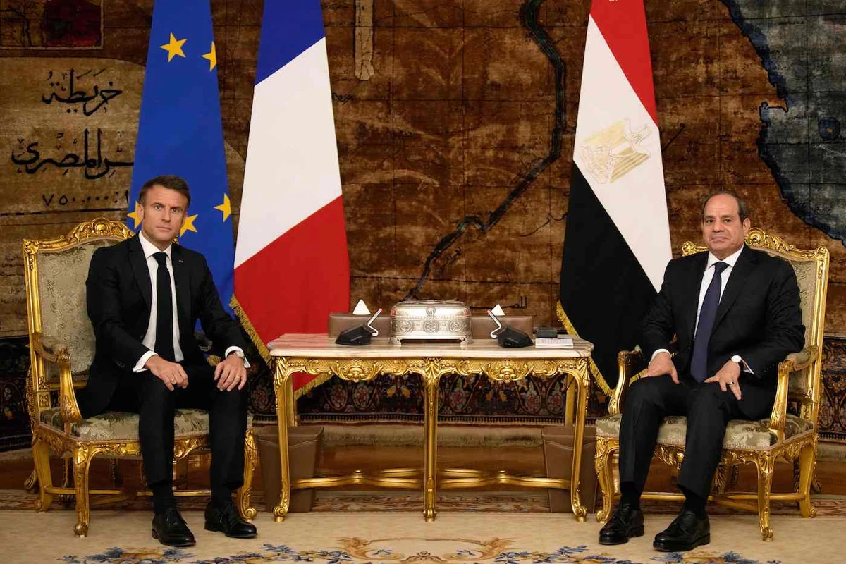 French President Emmanuel Macron and Egyptian President Abdel-Fattah El-Sisi pose before their talks in Cairo, on Oct. 25, 2023. (AFP)