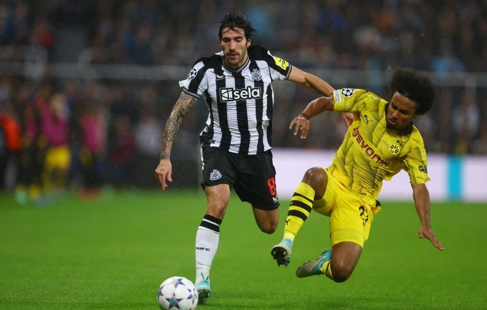 Newcastle United’s Sandro Tonali in action against Borussia Dortmund’s Karim Adeyemi at St. James’ Park, Newcastle, Britain, Oct. 25, 2023. (Reuters)