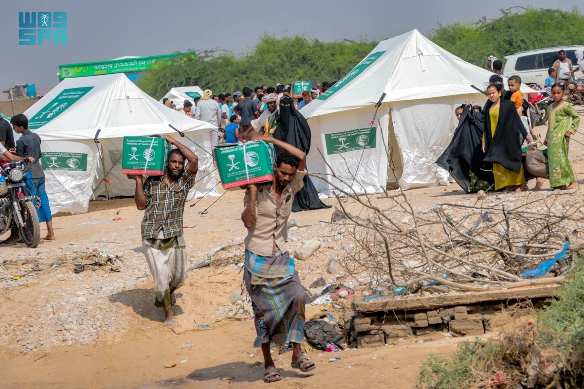 KSrelief distributes emergency aid to those affected by Cyclone “Tej” in Al-Raydah and Qusayr District in Hadhramaut, Al-Mukalla. (SPA)