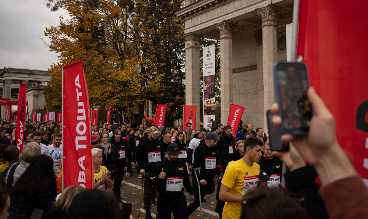 People participate in a one-kilometer race in Kyiv, Ukraine, Sunday, Oct. 29, 2023. Around two thousand Ukrainians registered for the event, called ‘The World’s Longest Marathon’, with the dual purpose of honoring the country’s military and raising funds to bolster Ukraine's air defense system. (AP)