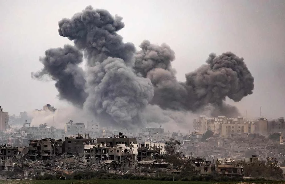 Black smoke ascends from the Gaza Strip amid heavy bombardment of the Israeli army on the Palestinian enclave. (AFP)