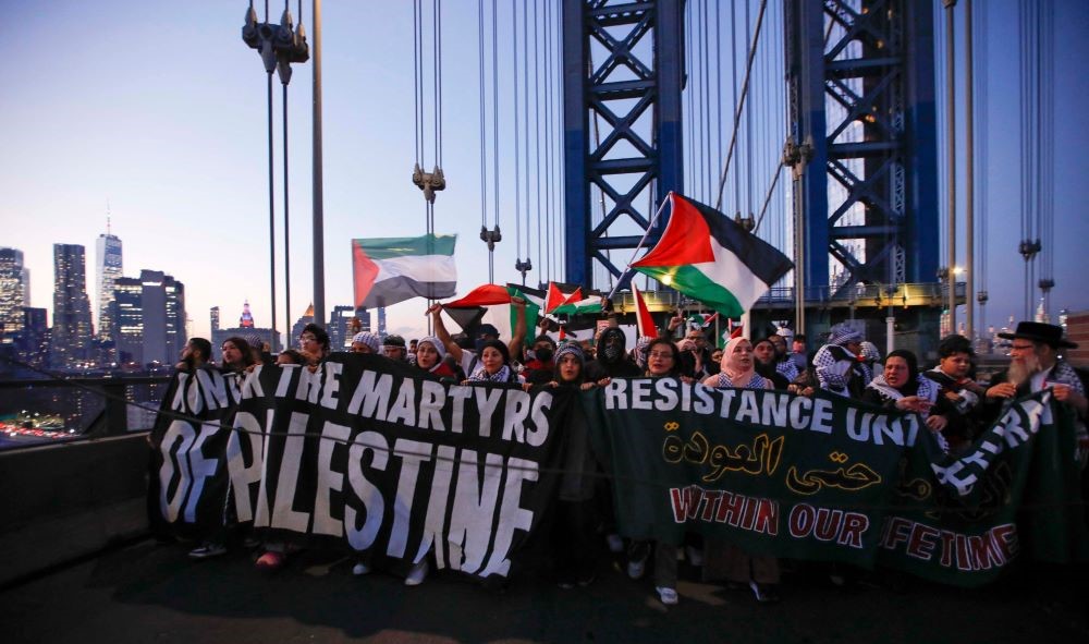Demonstrators march over Brooklyn Bridge as they rally in support of Palestinians, New York, Nov. 7, 2023. (AFP)